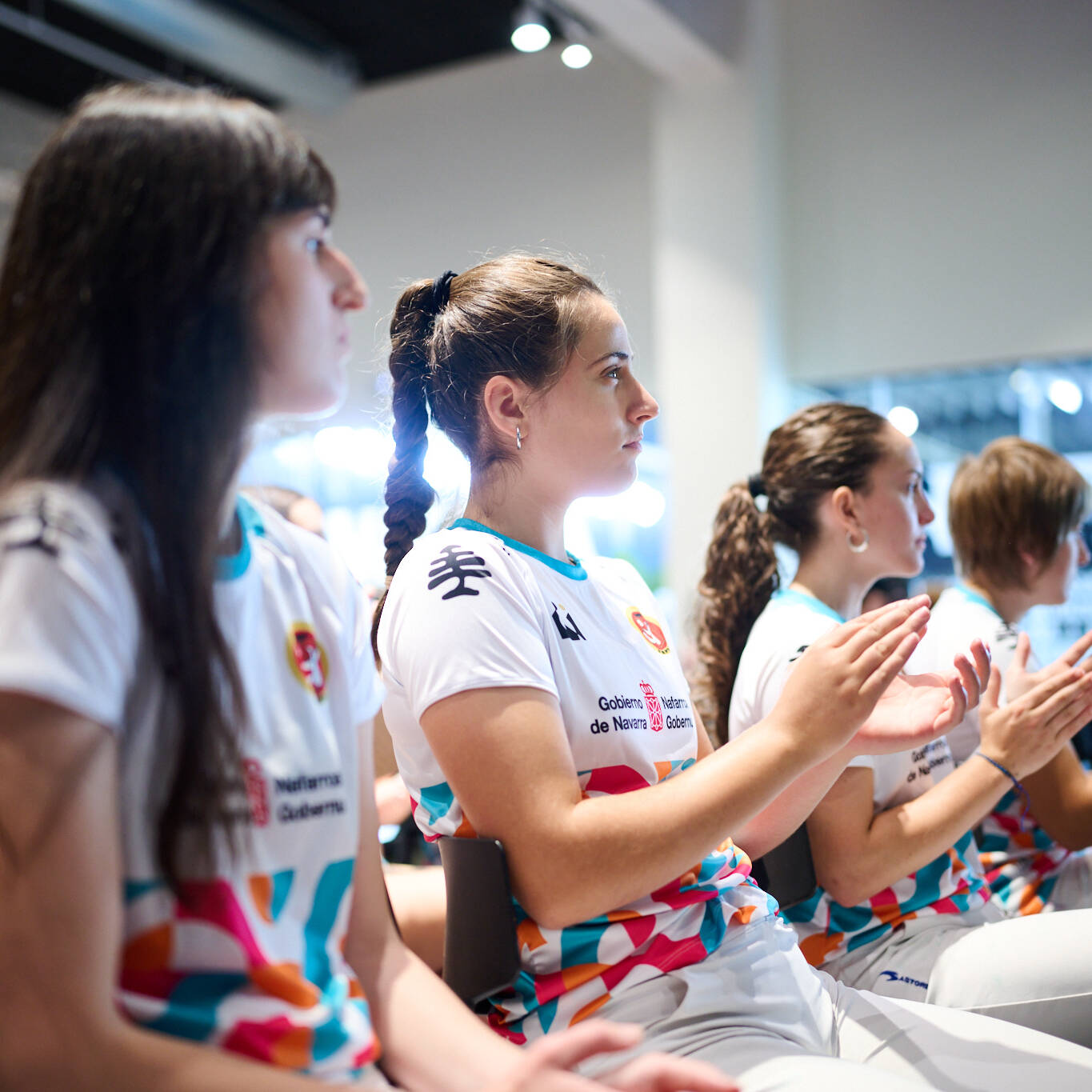 chicas pelotaris aplaudiendo en durante la presentación del Torneo Comunidad Foral de Navarra de Pelota Femenina